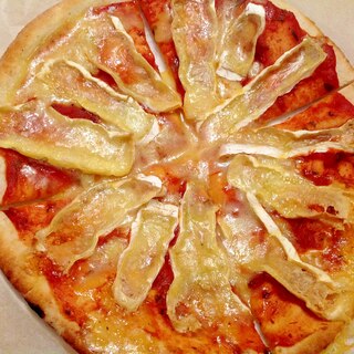 パスタソースとカマンベールチーズのピザ